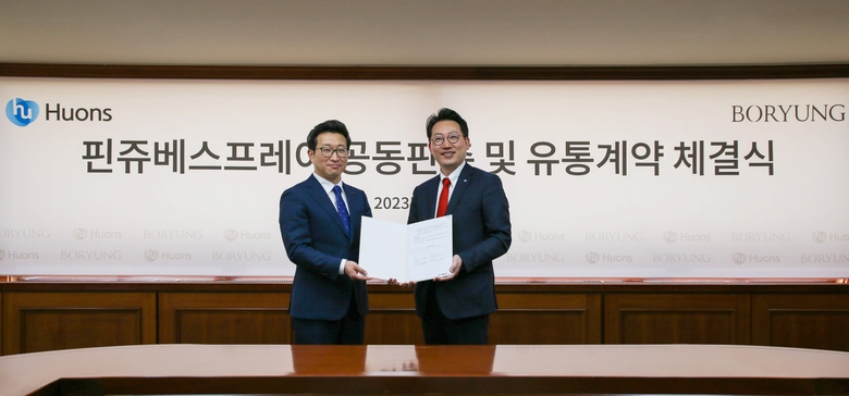 (왼쪽부터) 장두현 보령 대표, 윤상배 휴온스 대표. 사진ㅣ휴온스