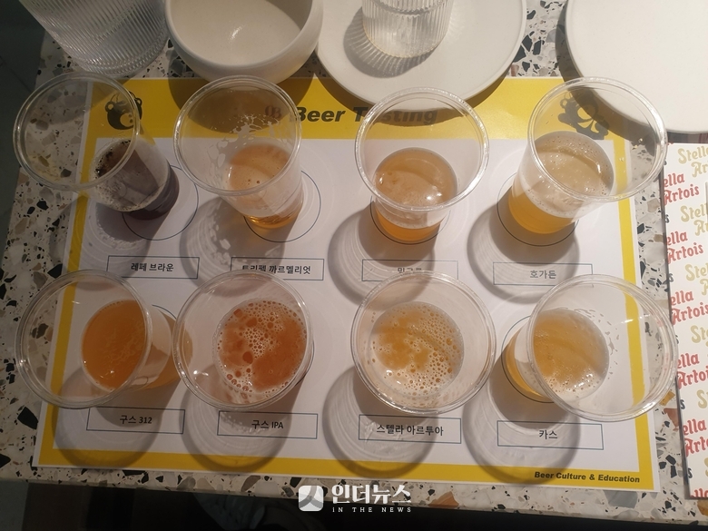 시음용 맥주 8종, 레페 브라운·트리펫 까르멜리엇·밀구름·호가든·구스 312·구스 IPA·스텔라 아르투아·카스. 사진ㅣ인더뉴스