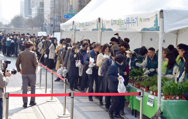 29일 서울 청계광장에서 열린 '2023 청정원 희망의 나무 나누기 행사에서 시민들이 나무 묘목을 무료로 받아가고 있다. 사진|대상