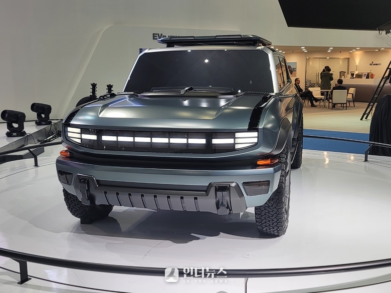 KG모빌리티가 2025년 내에 출시하겠다고 밝힌 미래 전략모델 F100. F100은 대형 SUV인 렉스턴의 헤리티지를 계승한 모델로 프리미엄 전기 SUV로 선보여질 예정이다. 사진ㅣ홍승표 기자