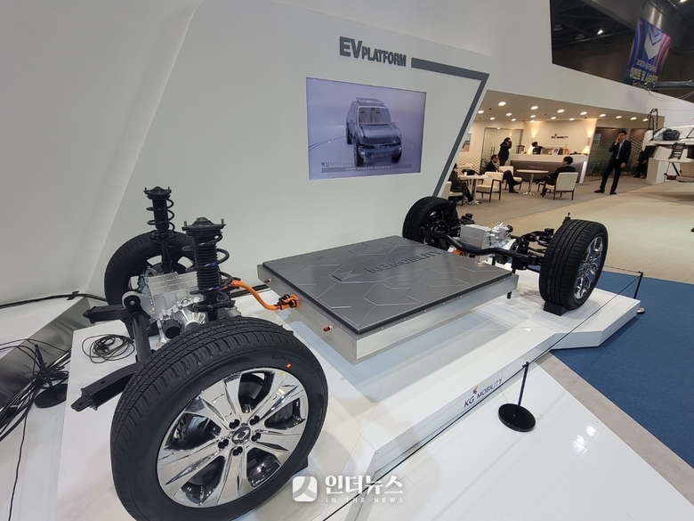 KG모빌리티가 ‘2023 서울모빌리티쇼’에서 선보인 EV 플랫폼. 사진ㅣ홍승표 기자