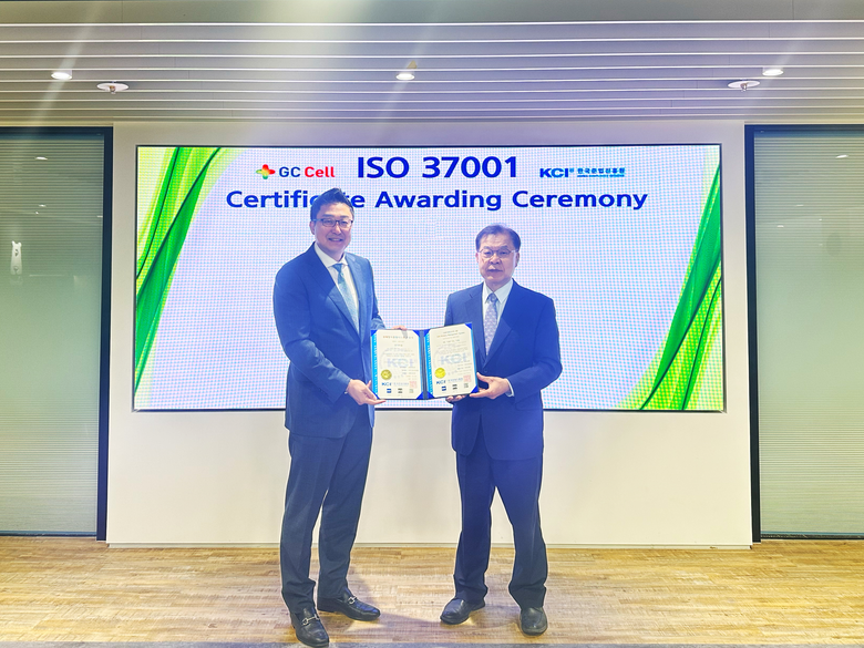 제임스박 GC셀 대표(왼쪽)가 황인학 한국준법진흥원 원장부터 'ISO 37001' 인증서를 수여 받는 모습. 사진ㅣGC셀