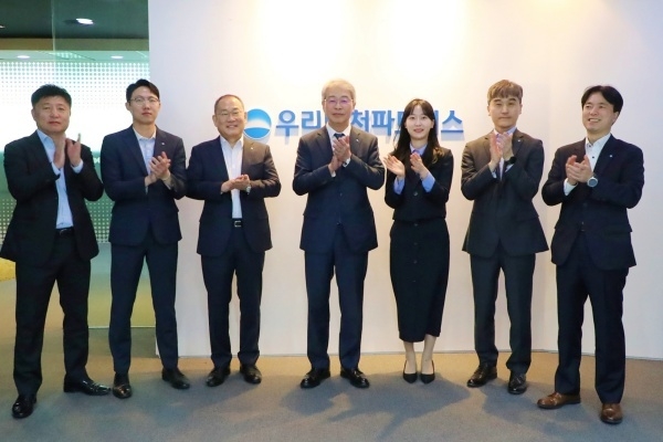 임종룡 우리금융그룹 회장(가운데)과 우리벤처파트너스 임직원들이 기념촬영하는 모습. 사진ㅣ우리금융그룹