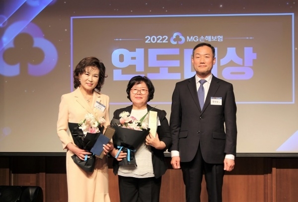 왼쪽부터 MG손해보험 2022 연도대상 GOLD수상자 신정임RC, 김길연RC, 황대성 대표. 사진ㅣMG손해보험