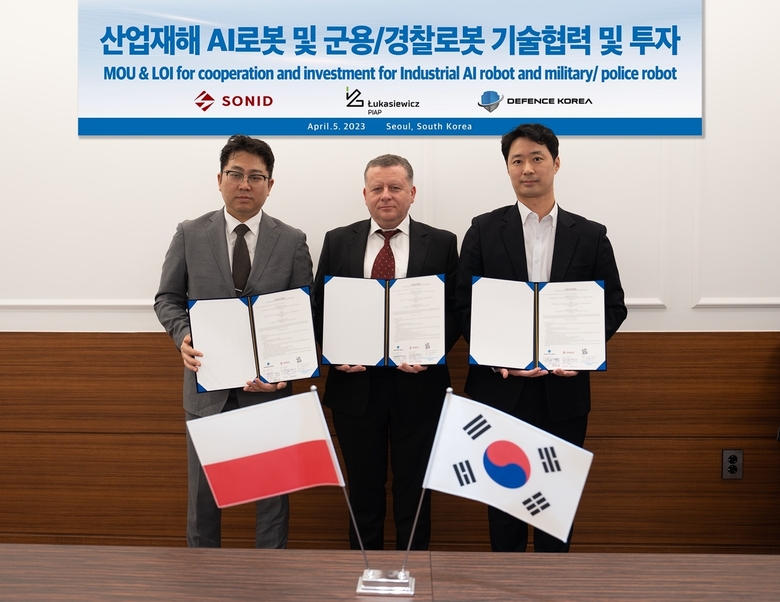 좌측부터 김명관 소니드 이사, 피오트르 신카르치크 폴란드 국영연구소 총괄, 최성훈 디펜스코리아 대표. 사진ㅣ소니드
