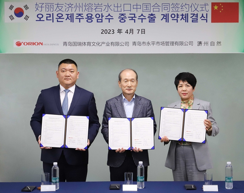 (왼쪽부터)궁빈 청도시영평시장관리유한공사 총경리, 허인철 오리온홀딩스 대표이사, 궁서화 청도국서체육문화산업유한공사 회장. 사진ㅣ오리온