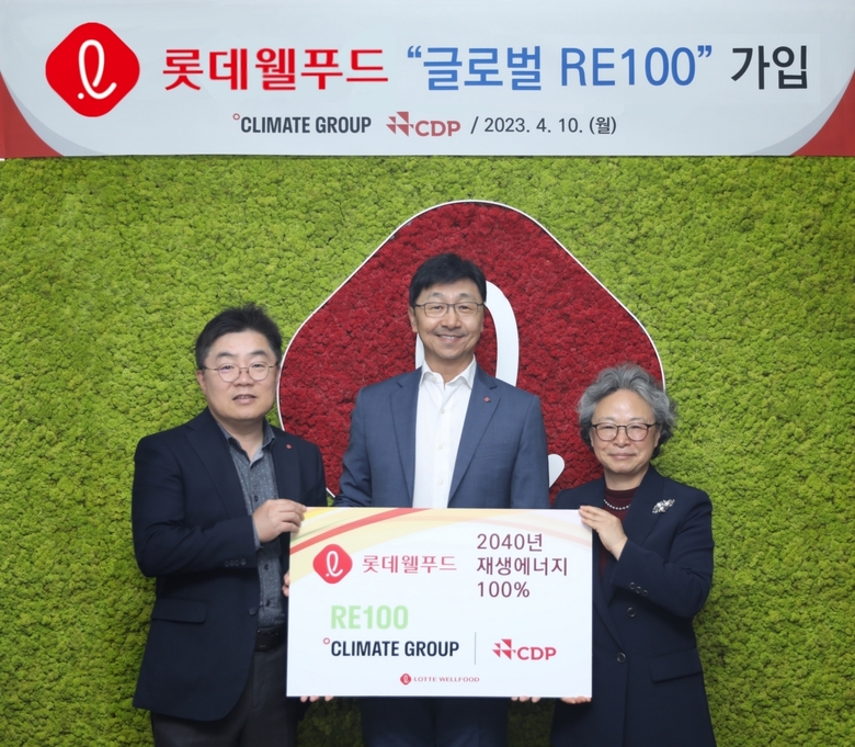 롯데웰푸드 RE100 가입 선언식에 참여한 이창엽 대표(가운데), 박경섭 생산본부장(왼쪽), 황덕남 ESG위원장(오른쪽). 사진ㅣ롯데웰푸드
