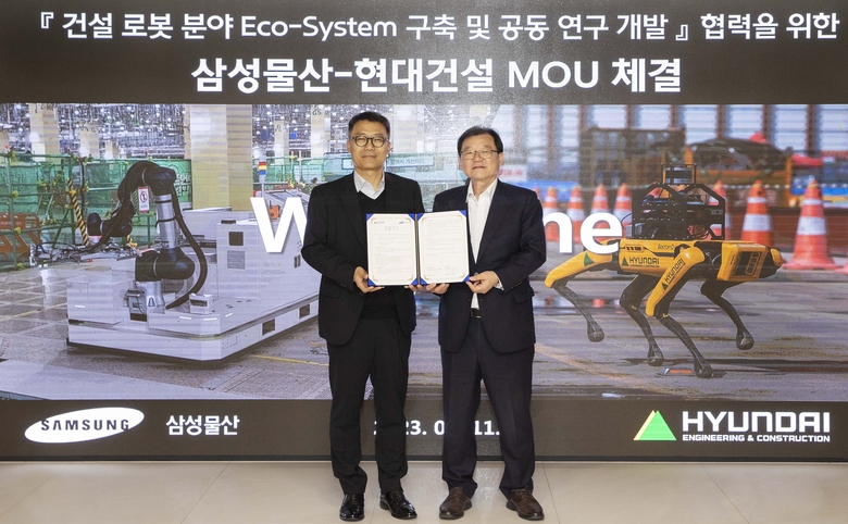 박구용 현대건설 기술연구원장(사진 오른쪽)과 소병식 삼성물산 ENG실장(사진 왼쪽)이 협약식 이후 사진촬영에 임하고 있다. 사진ㅣ현대건설