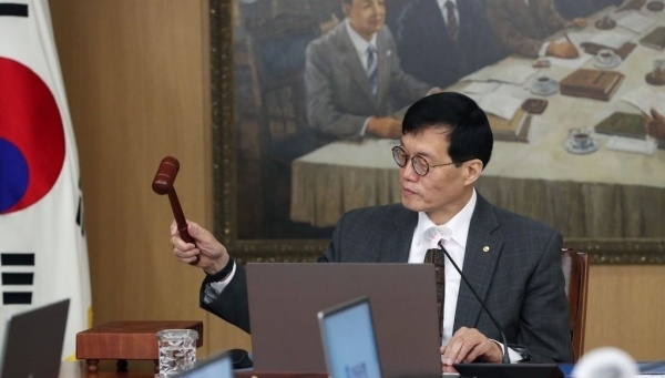 이창용 한국은행 총재가 11일 열린 금융통화위원회에서 의사봉을 두드리는 모습. 사진ㅣ연합뉴스