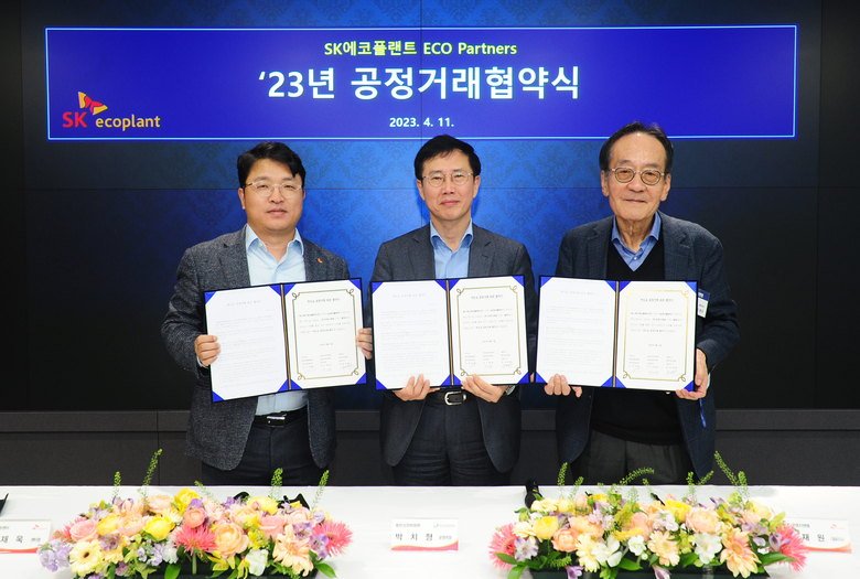 임재욱 SK에코플랜트 경영지원센터장(사진 왼쪽), 박치형 동반성장위원회 운영처장(사진 가운데), 최재원 외주 에코파트너스 회장(사진 오른쪽)이 협약식 이후 사진촬영에 임하고 있다. 사진ㅣSK에코플랜트