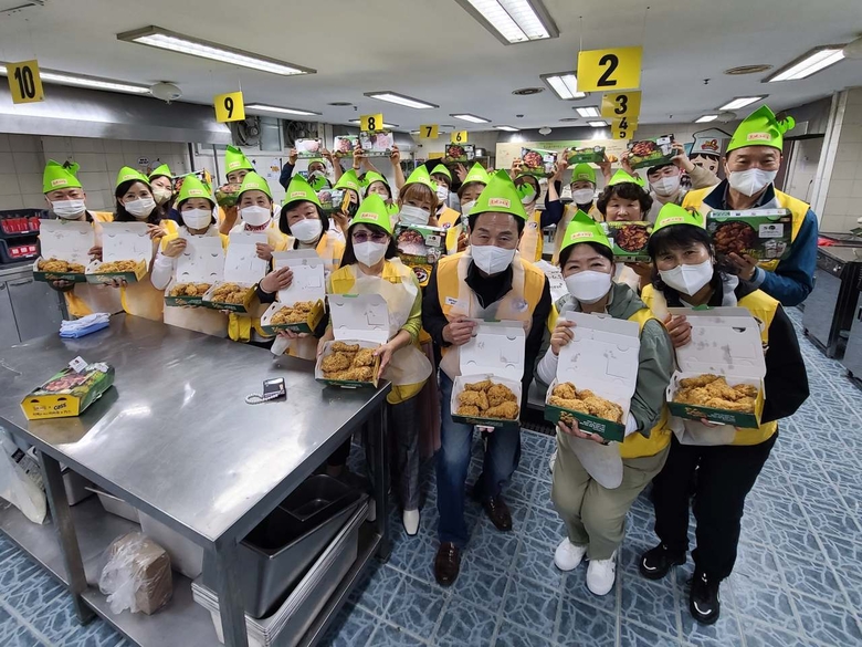제너시스BBQ, 대한적십자사와 매주 수요일 착한기부 통해 치킨 기부. 사진ㅣ제너시스BBQ