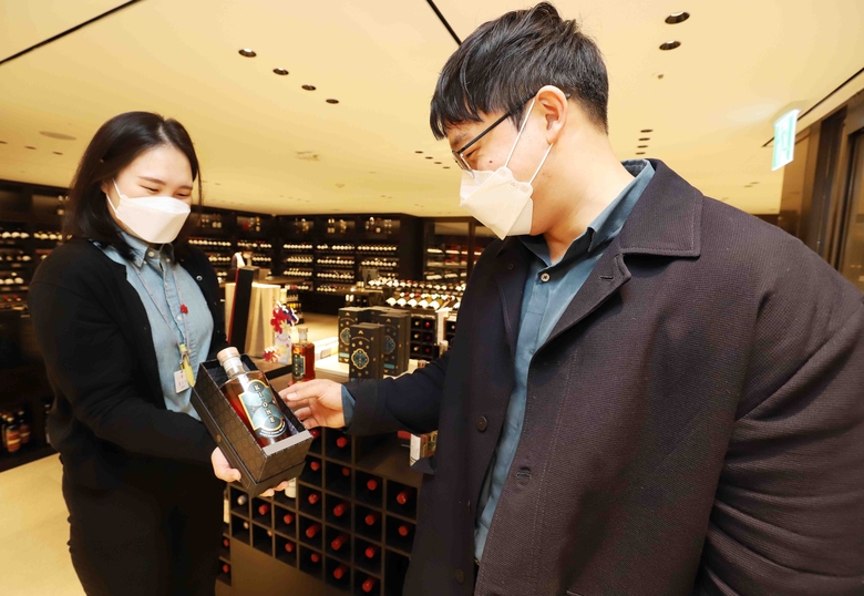 신세계강남점 버건디&에서 선보일 '기원 배치2 디스틸러리 에디션'. 사진ㅣ신세계강남점