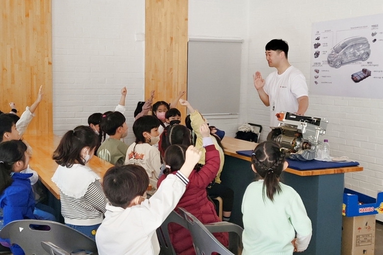 LG마그나 직원이 '전기자동차 체험교실'을 진행하고 있다. 사진|LG전자 