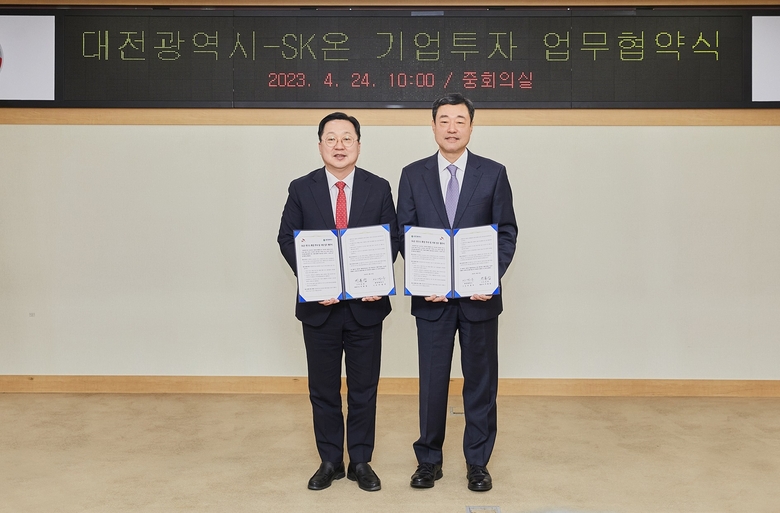 SK온이 대전시와 기업투자 업무협약식을 진행했다. SK온 사장 지동섭(오른쪽)과 이장우 대전시장 사진. 사진|SK온 