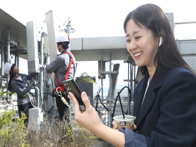 KT가 임직원을 대상으로 5G 음성통화 시범 서비스를 선보인다. 사진|KT
