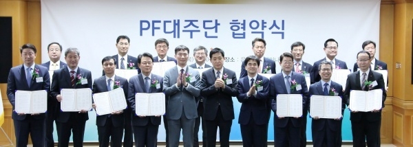 앞줄 왼쪽부터 오화경 저축은행중앙회장, 정완규 여신금융협회장, 김철주 금융채권자조정위원장, 김광수 은행연합회장, 이복현 금융감독원장, 김주현 금융위원장, 권혁진 국토부 주택토지실장, 정희수 생명보험협회장, 정지원 손해보험협회장, 이창화 금융투자협회 전무. 뒷줄 왼쪽부터 문진호 수협중앙회 금융부대표, 최준석 산림조합중앙회 대표이사, 송재근 신협중앙회 대표이사, 황국현 새마을금고 지도이사, 조소행 농협중앙회 대표이사, 최준우 주택금융공사 사장, 권남주 한국자산관리공사 사장, 이병훈 주택도시보증공사 부사장. 사진ㅣ은행연합회
