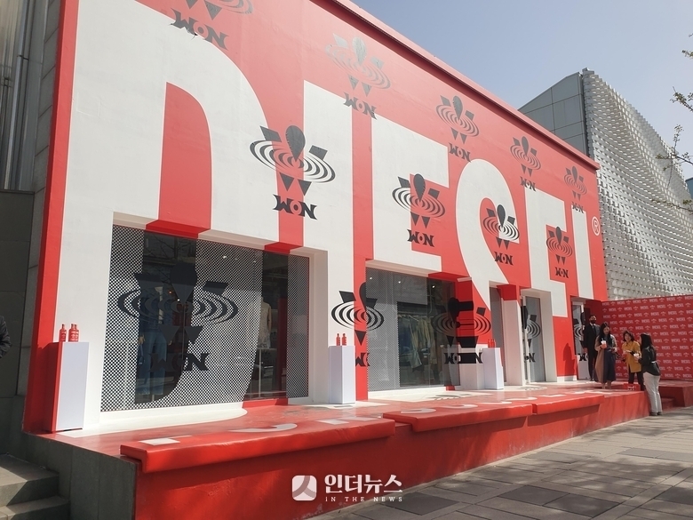 '원소주 X 디젤 컬래버레이션 팝업스토어' 외관. 사진ㅣ인더뉴스