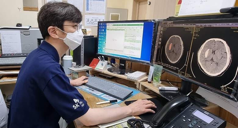울릉군보건의료원에 공급된 SK C&C의 AI 뇌출혈 영상 의료 솔루션을 활용하고 있는 모습. 사진|SK C&C