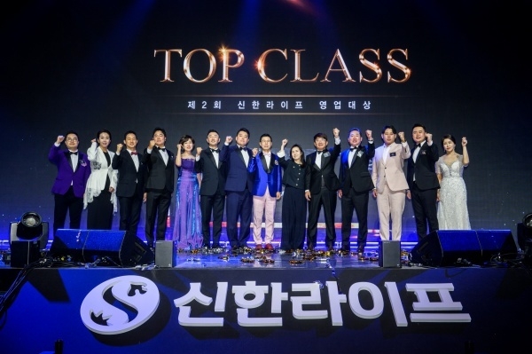 신한라이프 영업대상 시상식에서 이영종 사장(오른쪽 다섯번째)과 수상자들이 기념촬영하는 모습. 사진ㅣ신한라이프