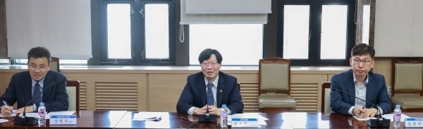 김소영 금융위원회 부위원장(가운데)이 은행권 경영·영업관행·제도개선TF 회의에서 발언하는 모습. 사진ㅣ금융위원회
