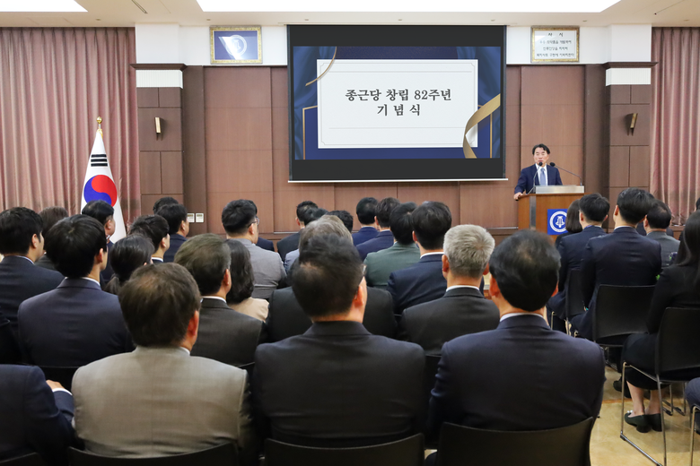 4일 서울 충정로 종근당 본사에서 진행된 종근당 창립 82주년 기념식에서 이장한 회장이 기념사를 낭독하는 모습. 사진ㅣ종근당