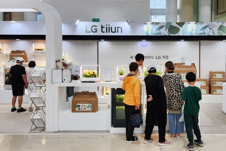 LG전자가 고양국제꽃박람회서 LG틔운과 틔운미니를 선보였다. 사진|LG전자