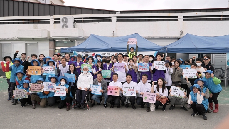 해양수산부, 한국수산자원공단, 효성그룹 임직원 및 화삼어촌계 주민 등 '잘피 이식 및 해안정화 활동' 참여 인원들이 활동 이후 사진촬영에 임하고 있다. 사진ㅣ효성그룹