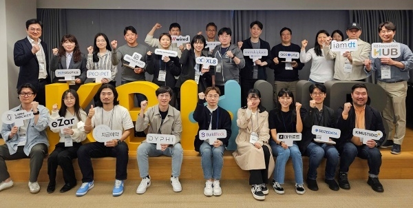 2023년 상반기 'KB스타터스'로 선정된 스타트업 임직원들이 기념촬영하는 모습. 사진ㅣKB금융그룹