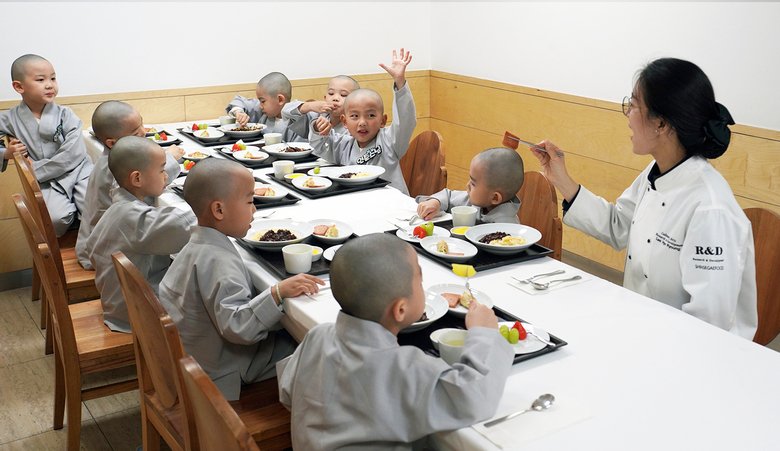 15일 서울 종로구 조계사에서 신세계푸드 전문 셰프가 동자승들에게 대안육 ‘베러미트’ 런천구이를 반찬으로 전달하는 모습. 사진ㅣ신세계푸드
