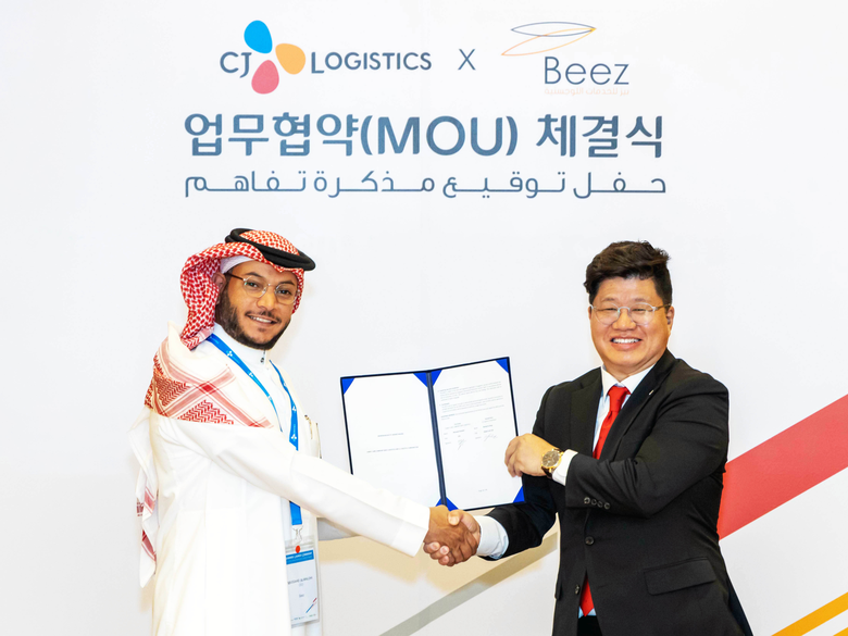 강병구 CJ대한통운 글로벌부문장과 무사드 알말로히 비즈 로지스틱스 대표가 ‘물류 프로젝트 협업 MOU’를 체결하고 기념사진 촬영을 하고 있는 모습. 사진ㅣCJ대한통운
