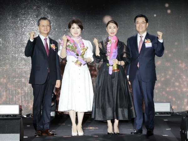 왼쪽부터 여승주 한화생명 대표이사, 수원지역단 인계지점 기혜영 명예상무, 수원지역단 일왕지점 강희정 명예전무, 이경근 한화생명금융서비스 대표이사. 사진ㅣ한화생명