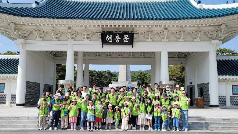 국립서울현충원에서 진행된 봉사활동에 참여한 현대엔지니어링 임직원 및 임직원 가족이 활동 이후 사진촬영에 임하고 있다. 사진ㅣ현대엔지니어링