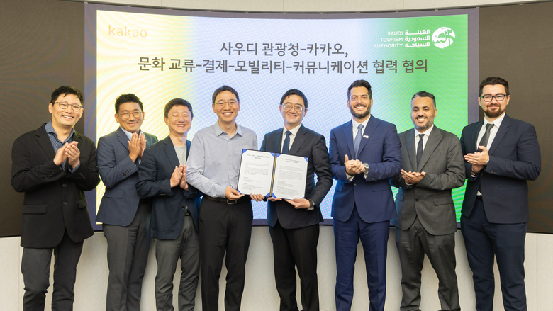 카카오가 사우디아라비아 관관청과 모바일 인프라 구축 협력 논의를 진행했다. 왼쪽부터 신호철 카카오페이 결제그룹장, 김재현 카카오모빌리티 카오너사업실장, 조한규 카카오엔터테인먼트 대외협력실장, 신민균 카카오 전략기획그룹장, 춘 쿽 사우디아라비아 관광청 아시아태평양지역 최고기술책임자, 알하산 알다바그 최고책임자. 사진|카카오