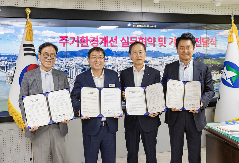 김병근 롯데건설 건축사업본부장(왼쪽 세번째)과 김경호 광진구청장(왼쪽 두번째) 등 주요 관계자들이 협약식 이후 사진촬영에 임하고 있다. 사진ㅣ롯데건설