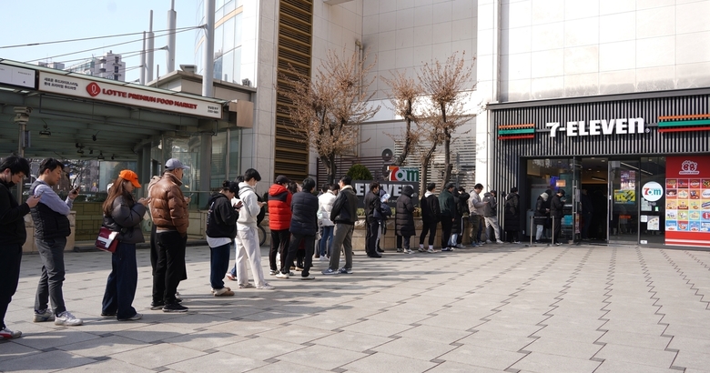 지난 2월 세븐일레븐 챌린지스토어점에서 진행된 위스키 오픈런 모습. 사진ㅣ세븐일레븐