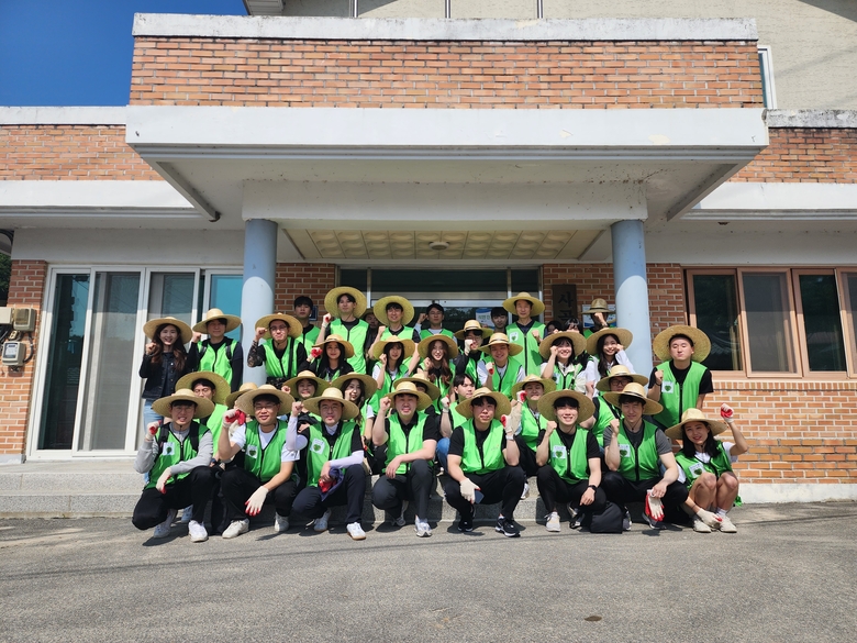 충북 증평군 사곡리마을서 농촌 일손 돕기 활동에 참여한 금호건설 임직원들이 사진촬영에 임하고 있다. 사진ㅣ금호건설