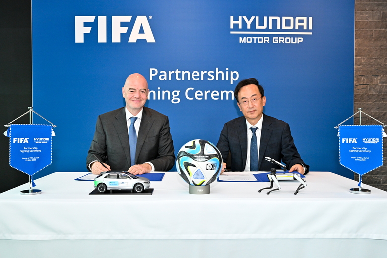 김걸 현대자동차그룹 사장(사진 오른쪽)과 지안니 인판티노 FIFA 회장(사진 왼쪽)이 조인식 이후 사진촬영에 임하고 있다. 사진ㅣ현대자동차그룹
