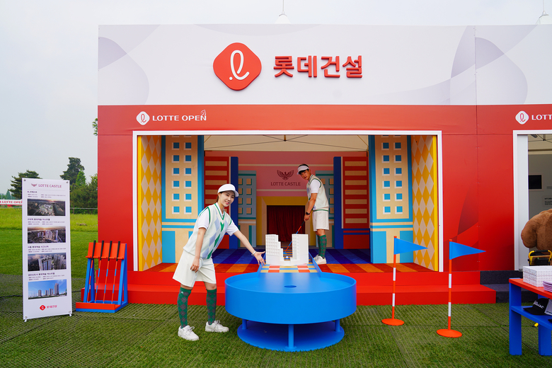 KLPGA 2023 롯데오픈 '롯데건설 부스'에서 모델들이 체험을 진행하고 있는 모습. 사진ㅣ롯데건설