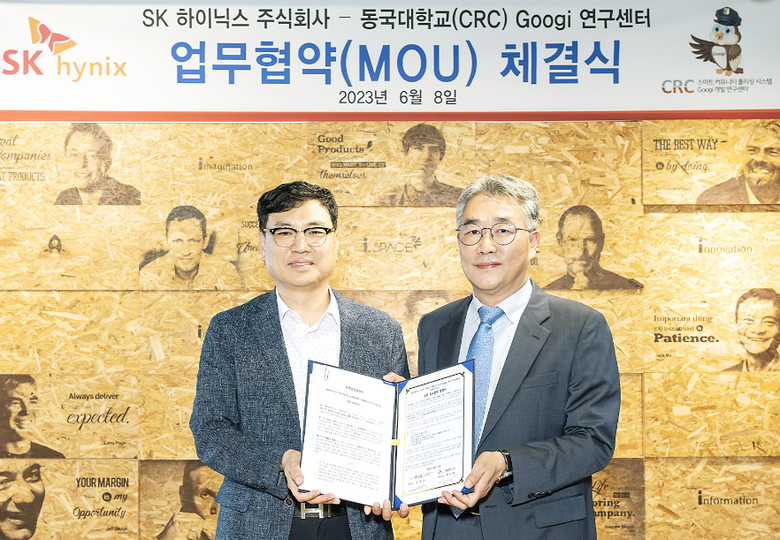 SK하이닉스가 동국대 융합연구센터와 스마트 기술 공동 연구 협약을 체결했다. 오른쪽부터 김형수 SK하이닉스 안전보건환경담당 부사장과 임중연 동국대학교 CRC 센터장. 사진|SK하이닉