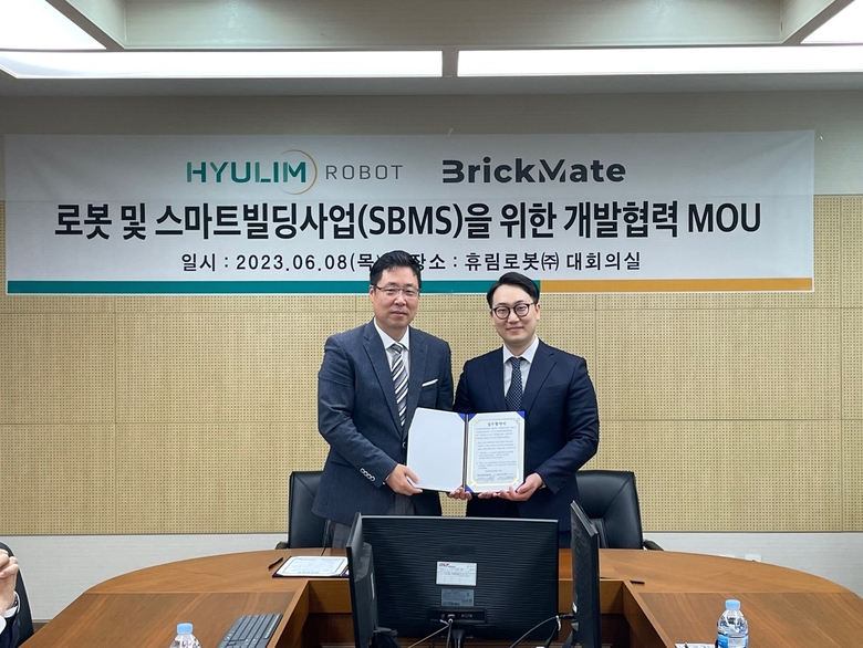 좌측부터 김봉관 휴림로봇 대표, 김민욱 브릭메이트 대표. 사진ㅣ휴림로봇