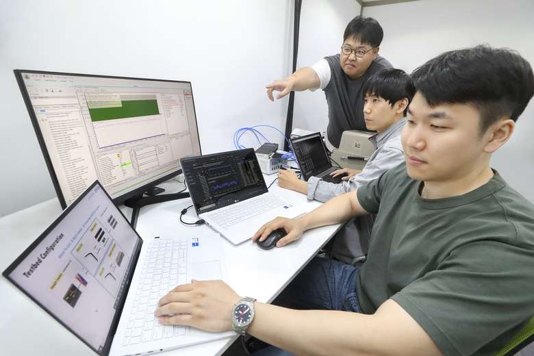  KT는 글로벌 오픈랜 실증행사서 오픈랜 가상화 기지국의 멀티 벤더 연동에 성공했다. 사진|KT