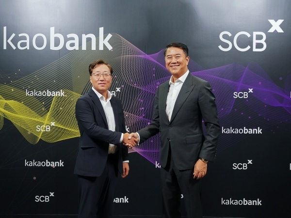 왼쪽부터 윤호영 카카오뱅크 대표, 아르시드 난다위다야 SCBX 대표이사. 사진ㅣ카카오뱅크