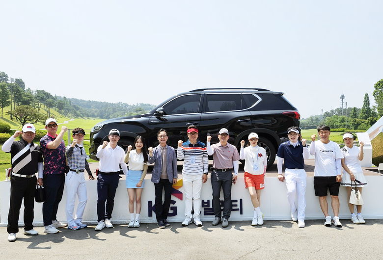 써닝포인트CC 라운드권을 지급받은 당첨자들이 전시돼 있는 렉스턴 뉴 아레나와 함께 라운딩 전 포즈를 취하고 있다. 사진ㅣKG모빌리티