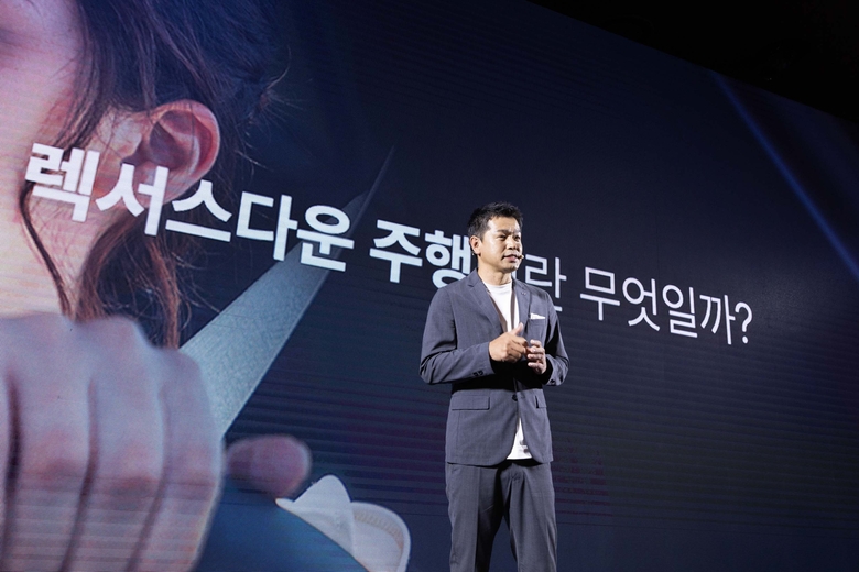 전동화 추진에 대한 발표에 나선 와타나베 타카시 렉서스 인터내셔널 사장. 사진ㅣ렉서스코리아 