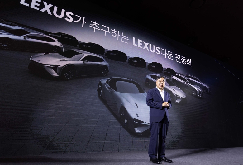 전동화 모델에 대한 발표를 진행하고 있는 콘야마 마나부 렉서스코리아 사장. 사진ㅣ렉서스코리아