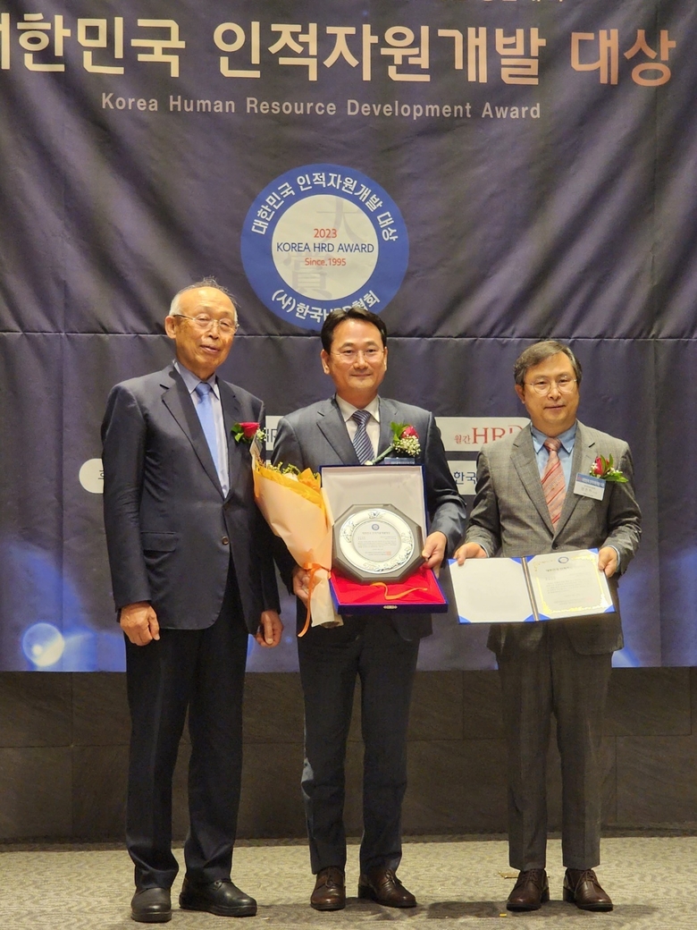 (사진 왼쪽부터) 손욱 행복나눔125 명예회장, 김종윤 한국타이어 HR부문장, 엄준하 한국HRD협회 회장이 시상식 이후 사진촬영에 임하고 있다. 사진ㅣ한국타이어앤테크놀로지