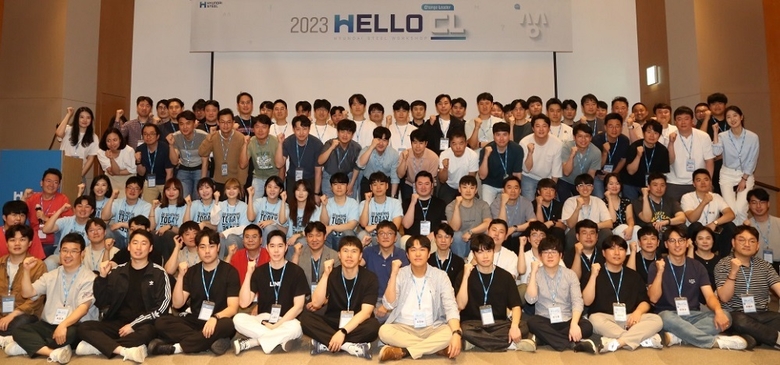 ‘2023 HELLO CL 워크숍’에 참가한 현대제철 임직원들이 단체 사진촬영에 임하고 있다. 사진ㅣ현대제철