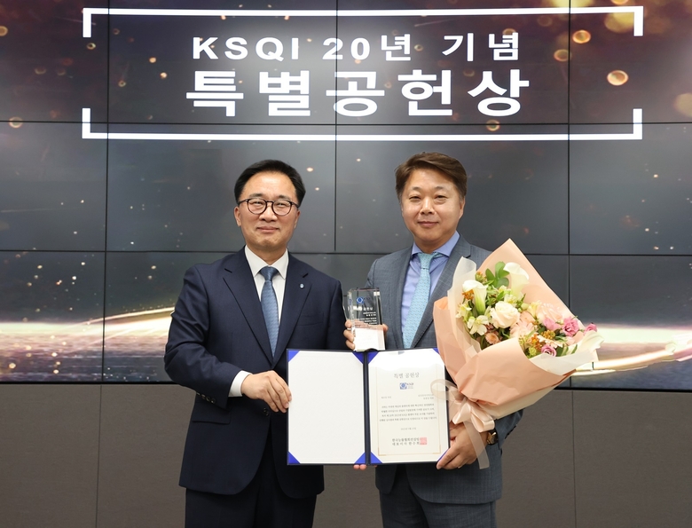 송봉섭 삼성전자서비스 대표가 한국능률협회컨설팅으로부터 특별 공헌상을 수상했다. 왼쪽부터 한수희 한국능률협회컨설팅 대표이사, 송봉섭 대표이사. 사진|삼성전자