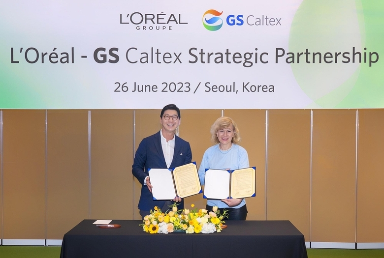 허세홍(왼쪽) GS칼텍스 사장과 바바라 라베르노스 로레알 수석 부사장이 서울 역삼동 GS타워에서 바이오 기반 화장품 원료 개발·공급에 대한 업무협약(MOU)을 체결한 뒤 기념촬영을 하고 있다. 사진|GS칼텍스 