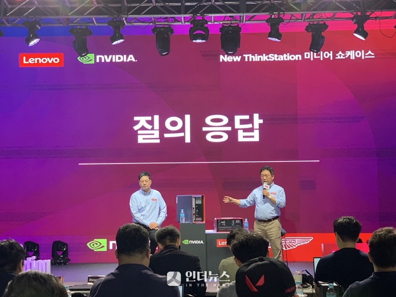 씽크스테이션 신제품 론칭행사에서 질의응답을 하고 있다. 왼쪽부터 이형우 한국레노버 상무, 신규식 한국레노버 대표. 사진|권용희 기자
